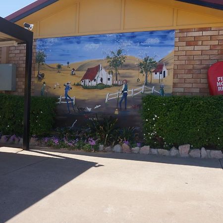 Miles Outback Motel Exterior photo