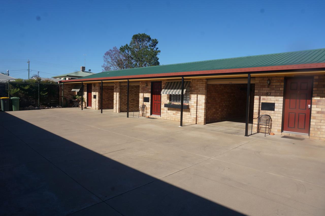Miles Outback Motel Exterior photo