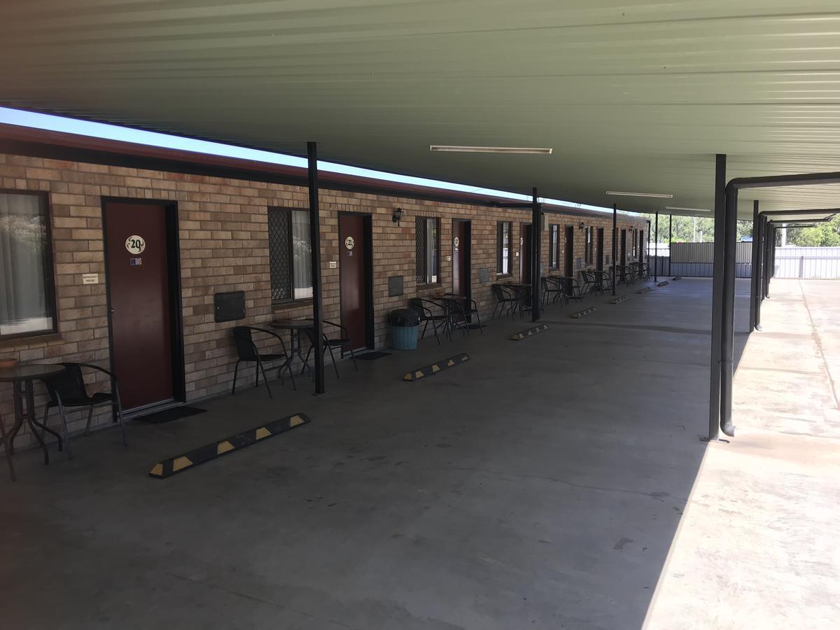 Miles Outback Motel Exterior photo
