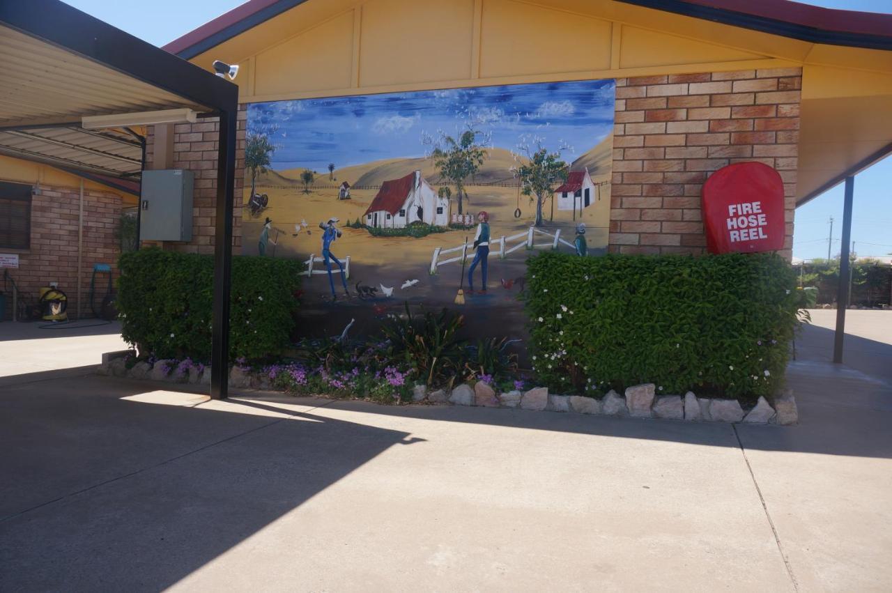 Miles Outback Motel Exterior photo