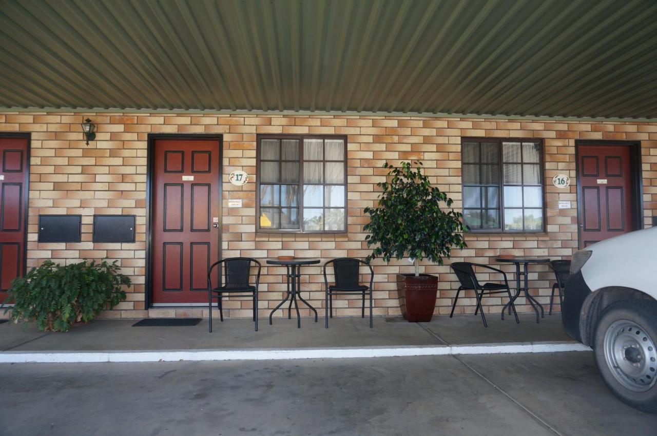 Miles Outback Motel Exterior photo