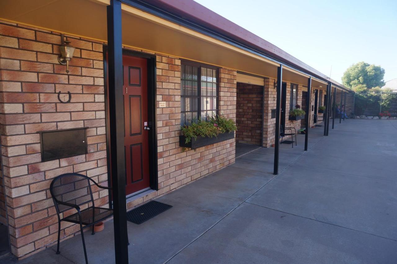 Miles Outback Motel Exterior photo
